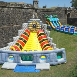 Voodoo kim tự tháp lớn Inflatable Slides, 7m chiều cao trẻ em ngoài trời Slides