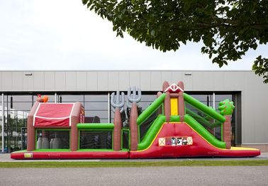 Khóa học vượt chướng ngại vật inflatable cao bồi Red Farm Bouncy Obstacle Course