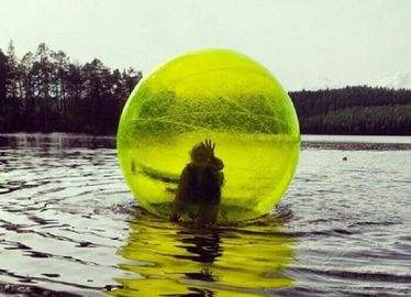 Màu vàng / màu xanh khổng lồ inflatable nước đồ chơi con người nước bong bóng bóng