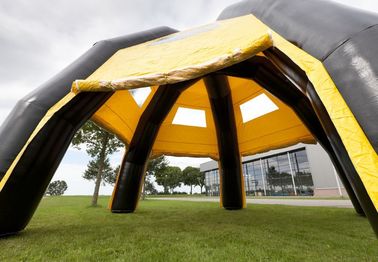 Nước bằng chứng đen / vàng inflatable Spider Tent cho quảng cáo, 6.8 * 6.8 * 4.8m