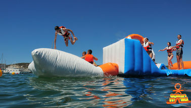 Khổng lồ người lớn khổng lồ màu xanh inflatable công viên thể thao cho đảo Wake, thể thao dưới nước thiết bị cho đại dương