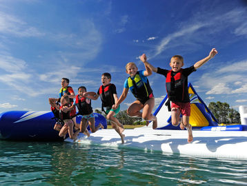 Khóa học trở ngại màu xanh Trò chơi dưới nước Công viên nước inflatable cho khu nghỉ mát sang trọng