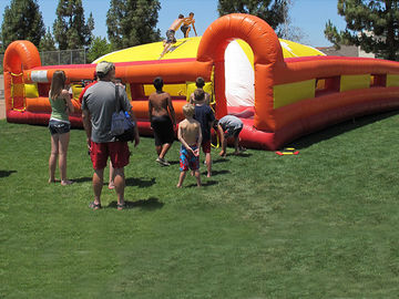 Trò chơi bơm hơi ngoài trời màu vàng / đỏ Inflatable núi mềm cho trẻ em đua xe