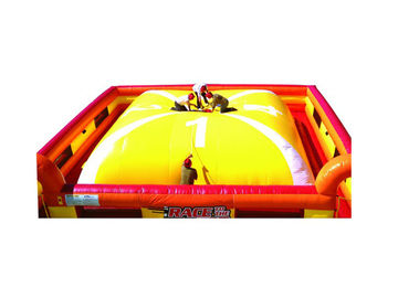 Trò chơi bơm hơi ngoài trời màu vàng / đỏ Inflatable núi mềm cho trẻ em đua xe