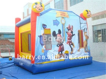 Trẻ em bên inflatable bouncer mickey mouse trong nhà nhà bounce với blower