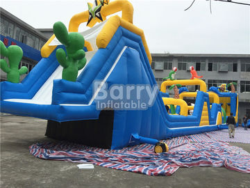 Khóa học chướng ngại vật inflatable khổng lồ màu xanh và màu vàng cho thuê với chụp bóng rổ