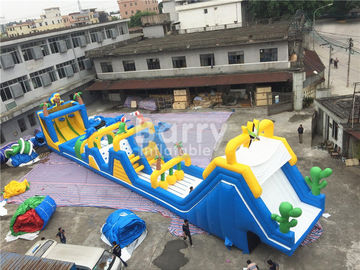Khóa học chướng ngại vật inflatable khổng lồ màu xanh và màu vàng cho thuê với chụp bóng rổ