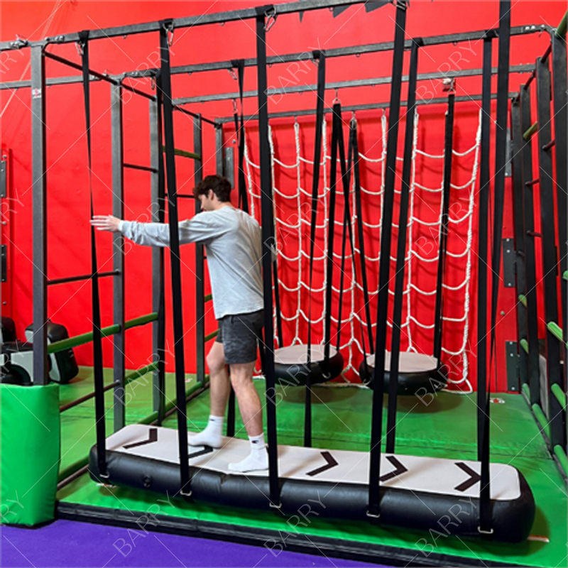 Sân chơi trong nhà Ninja Warrior Hướng ngại vật Khóa học thổi phồng treo chướng ngại vật Parkour 8ft Air Bridge