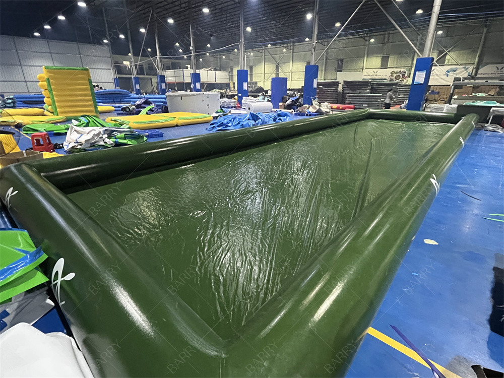 Gia đình sử dụng bãi chơi bóng đá nước gấp Green bơi nước bơm cho thuyền chèo