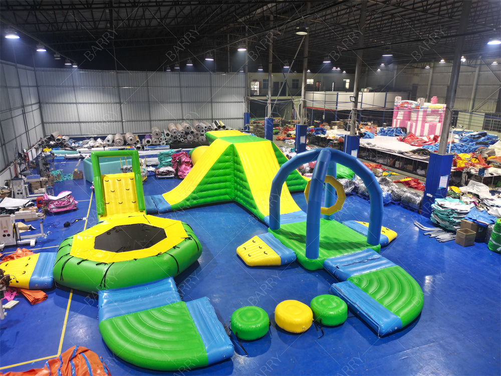 Trò chơi nước thiết bị trò chơi tùy chỉnh thương mại ngoài trời mới xanh nổi nổi công viên nước cho biển