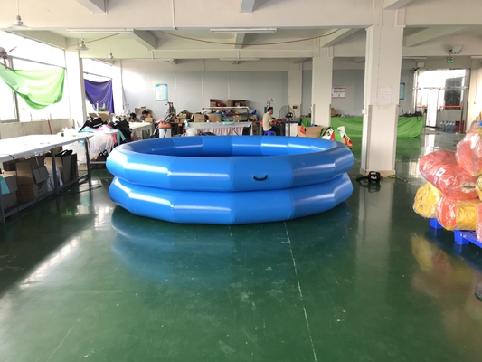 Hồ bơi bơm hơi di động màu xanh nhạt với in logo máy bơm khí