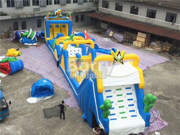 Khóa học chướng ngại vật inflatable khổng lồ màu xanh và màu vàng cho thuê với chụp bóng rổ