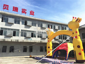 Con hươu cao cổ màu vàng vòm bơm hơi cho sự kiện với in Logo SCT EN71